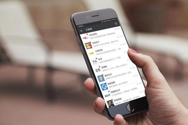 能不能在另一个微信号登录的同时邀请别人帮自己扫码注册微信小号？